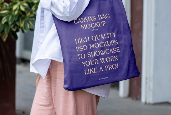Women carries on his shoulder a purple tote bag mockup in front of the building.
