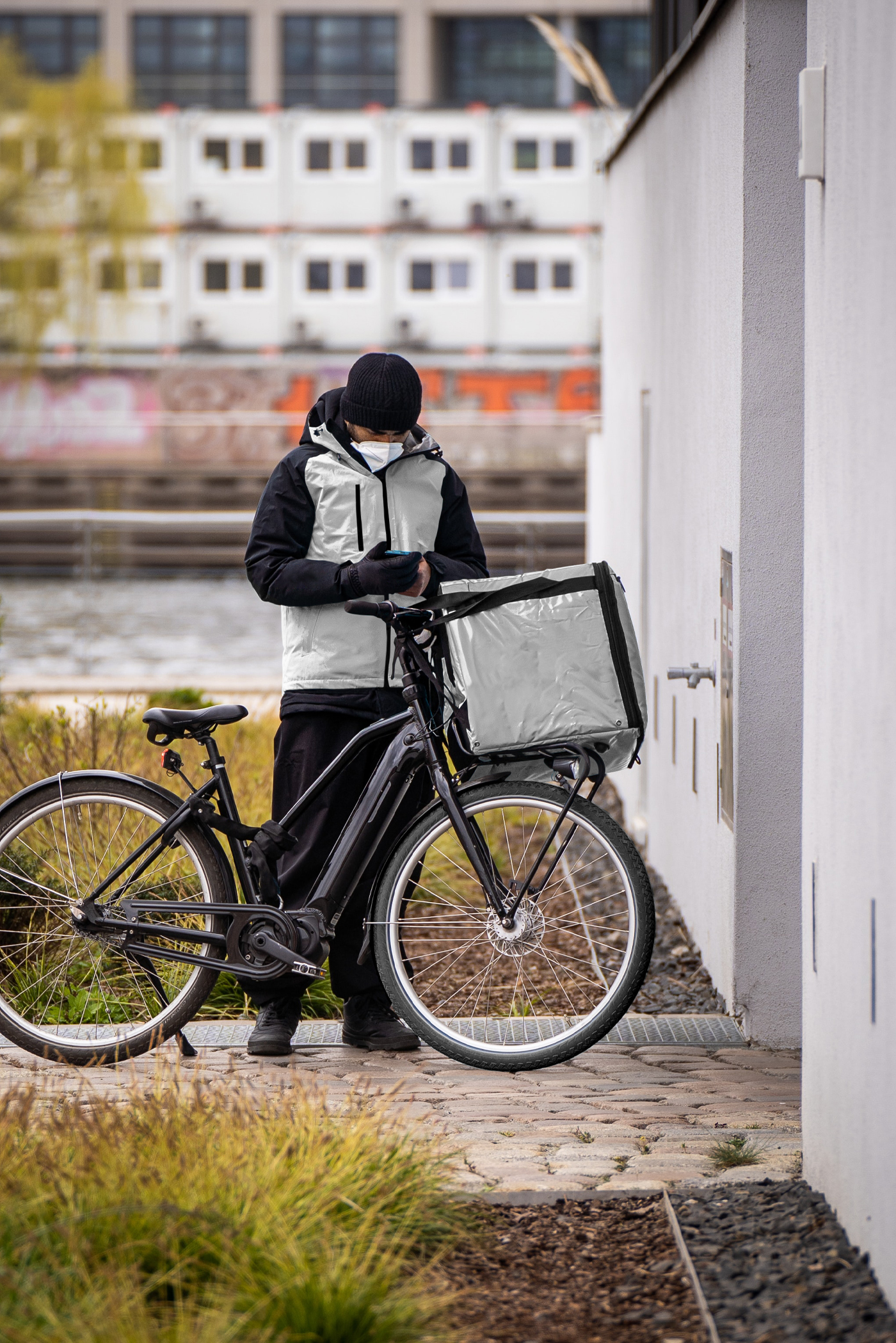 Front view, blank delivery bag mockup attached to the black bike.