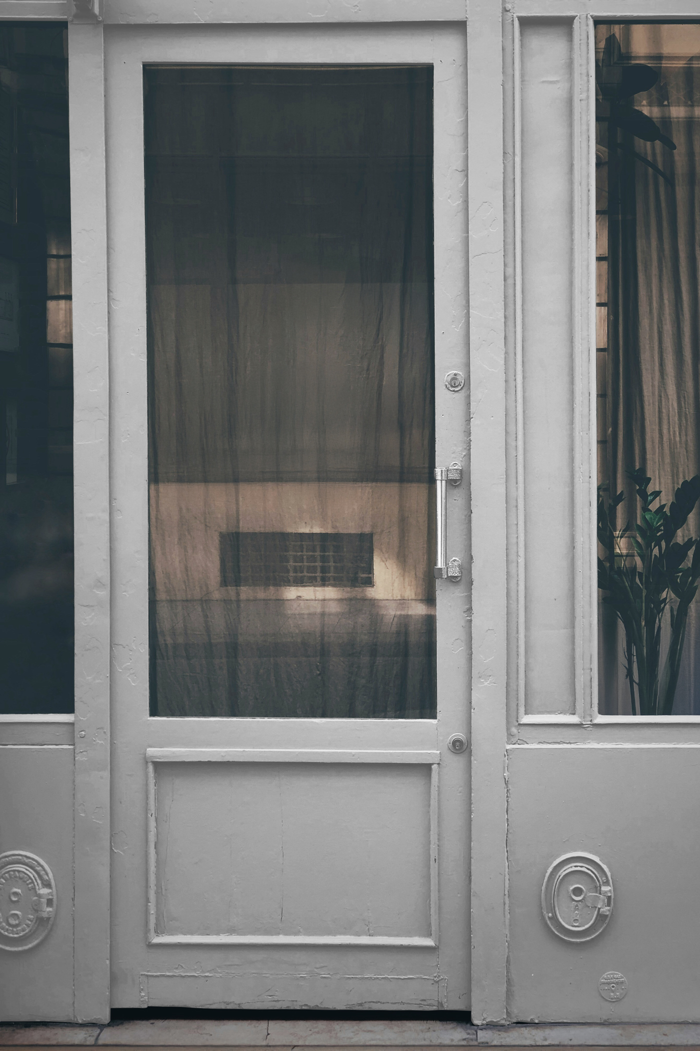 Front view, transparent window mockup.